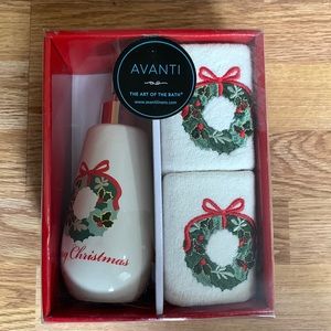 3 Piece Christmas Wreath Set with 1 Hand Soap/Lotion Pump and 2 Fingertip Towels